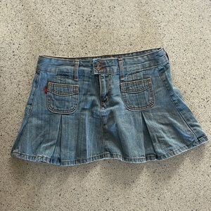 Vintage super low Levi 518 pleated jean mini skirt